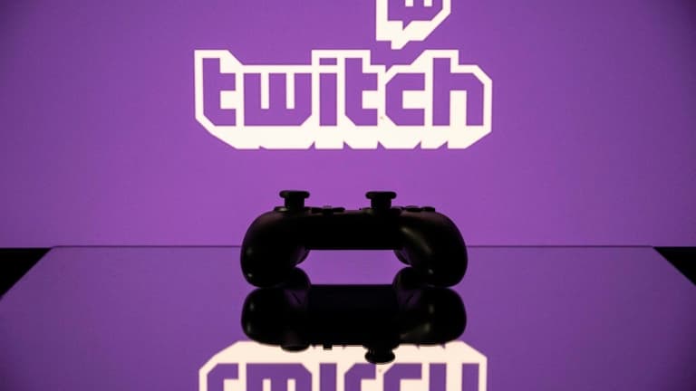 Une manette de jeu avec le logo de Twitch en fond, le 15 juin 2021 à Toulouse