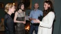 Kate Middleton sur le plateau de la série Downton Abbey face à Michelle Dockery et Joanne Froggatt