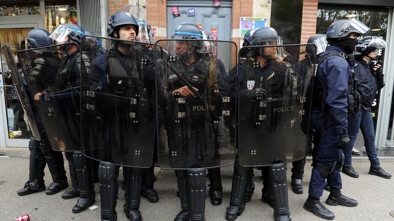 Les forces de l'ordre protègent la permanence parlementaire de Catherine Lemorton, à Toulouse, le 3 mai.