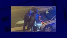 Une vidéo, diffusée sur les réseaux sociaux, montre un homme qui apparaît encerclé par trois policiers, recevant des coups de matraque de la tête aux jambes, avant d'être plaqué contre le capot d'un véhicule.