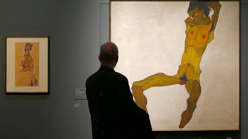 Un homme en train de regarder l'oeuvre "Homme assis" d'Egon Schiele au musée Leopold de Vienne en octobre 2012.
