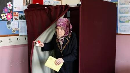 Dans un bureau de vote à Istanbul. Les électeurs turcs se rendent aux urnes ce dimanche pour un scrutin législatif qui devrait accorder un troisième mandat au Premier ministre Recep Tayyip Erdogan et lui donner l'occasion d'amender la Constitution. /Photo