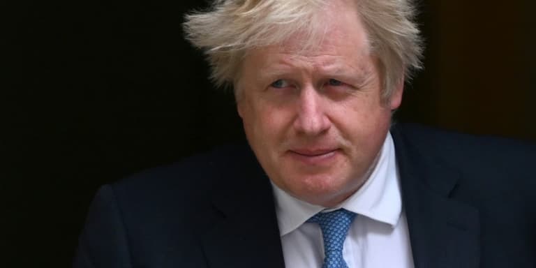 Le Premier ministre britannique Boris Johnson sort de ses bureaux au 10 Downing Street, le 19 avril 2022 à Londres