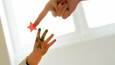 Un bébé joue au service pédiatrie de l'hôpital Necker à Paris, le 30 juin 2015 (image d'illustration)
