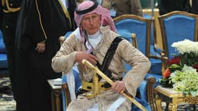 Le prince Charles prend la pose à Ryad avant d'exécuter une danse du sabre.