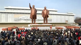 Militaires, ouvriers et étudiants nord-coréens réunis devant des statues de Kim Il-sung (à gauche), fondateur de la Corée du Nord et de son fils Kim Jong-il, à Pyongyang. La Corée du Nord a célébré lundi le 101e anniversaire de la naissance de Kim Il-sung