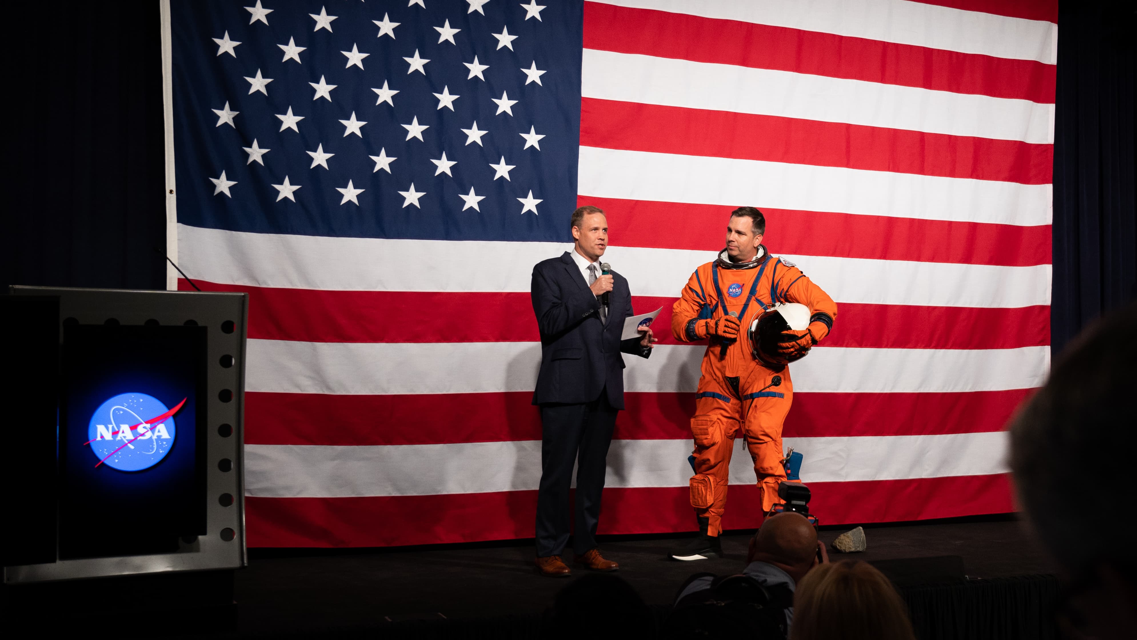 La combinaison spatiale baptisée "Orion Crew Survival Suit" servira pour le trajet entre la Terre et la Lune. La combinaison spatiale baptisée "Orion Crew Survival Suit" servira pour le trajet entre la Terre et la Lune.