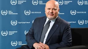 Le procureur général de la Cour pénale internationale (CPI) Karim Khan pose pour une photo au siège de la CPI à La Haye, le 27 mai 2022.