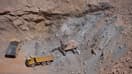 Des engins de la société minière tadjiko-chinoise Talco Gold, extraient de l'antimoine dans des carrières à ciel ouvert à la mine de Saritag, dans l'ouest du Tadjikistan, le 26 août 2025. 
