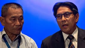 Selon le chef de l'aviation civile malaisienne (à droite), "quelque chose" a été trouvé à la surface des eaux.