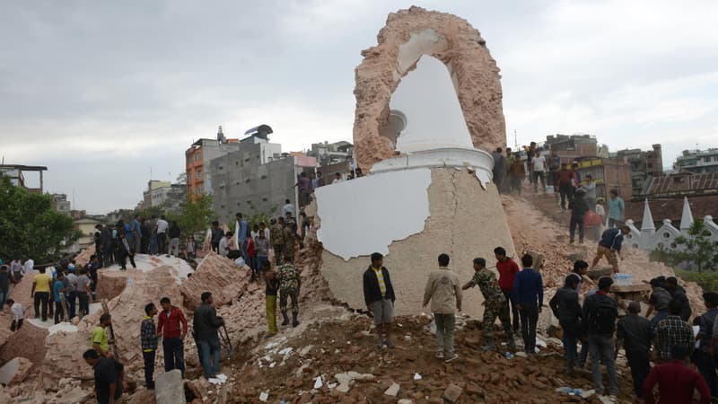 Sous la violence des secousses, la tour historique de Dharhara s'est effondrée à Katmandou.