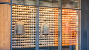 Une vitrine remplie de manteaux de la marque Jott dans un centre commercial de Lyon, le 18 juin 2025 (photo d'illustration).