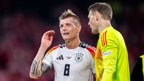 Toni Kroos en discussion avec Manuel Neuer pendant l'Euro, le 29 juin 2024