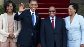 Le président américain Barack Obama entouré de sa femme, Michelle, et du président sud-africain Jacob Zuma
