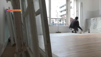 Un artisan lors de travaux de rénovation énergétique