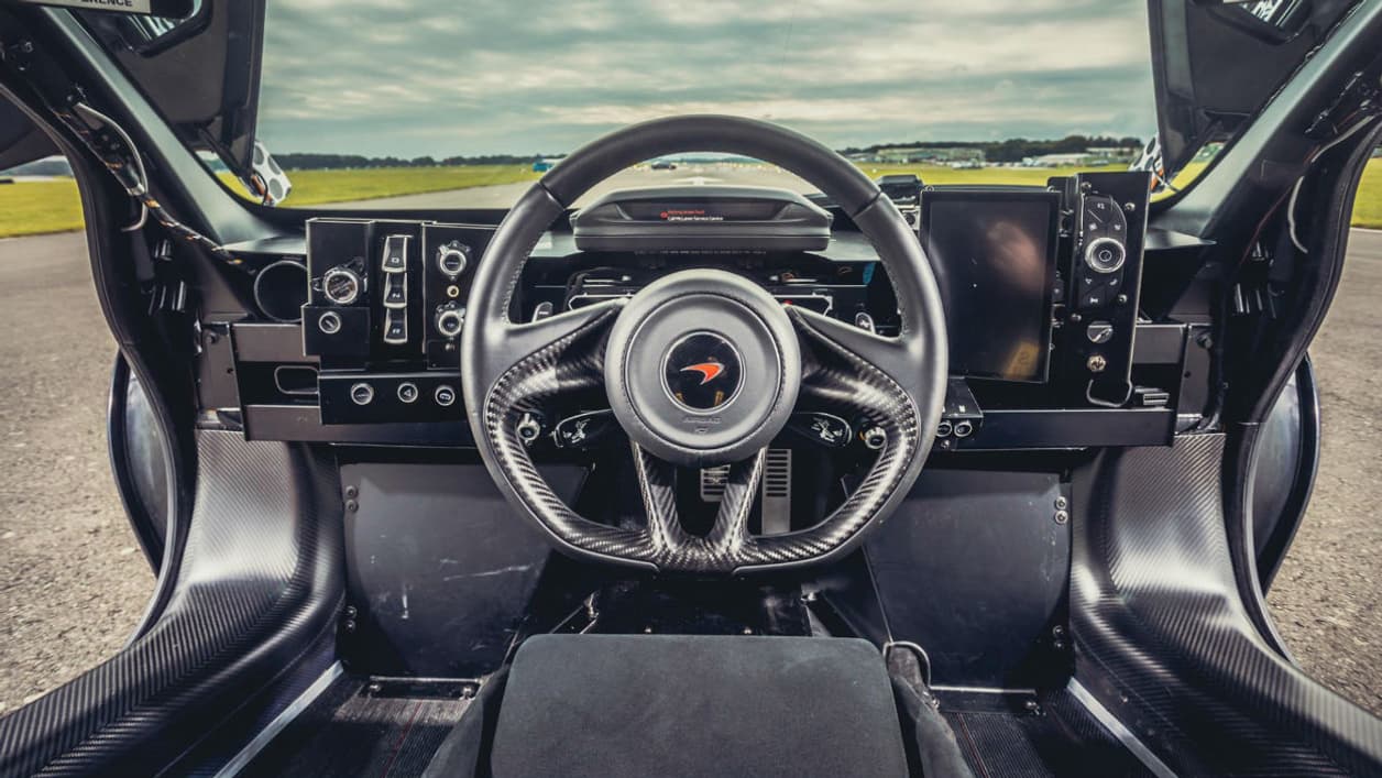Cette hypercar aura 3 places, le conducteur sera placée en position centrale.