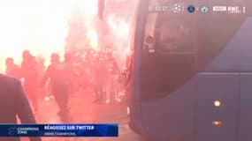 Le bus du PSG a démarré à côté d'une foule de supporters.
