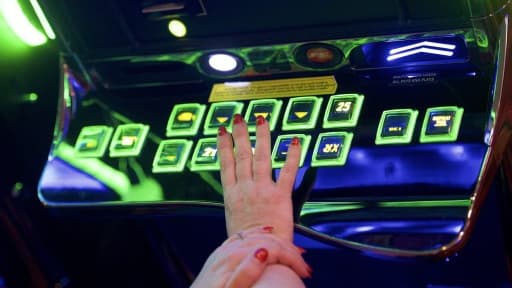 Une machine à sous dans u ncasino - Image d'illustration
