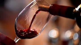 Du vin rouge est servi lors d'une séance de dégustation de vins, le 2 avril 2019 près de Bordeaux (photo d'illustration).