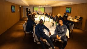 L'équipe de France de football regarde le match entre le XV de France et l'Afrique du Sud, 15 octobre 2023