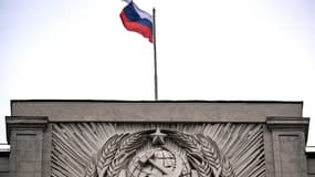 Le drapeau russe flotte au-dessus de la Douma, le 14 juillet 2023.