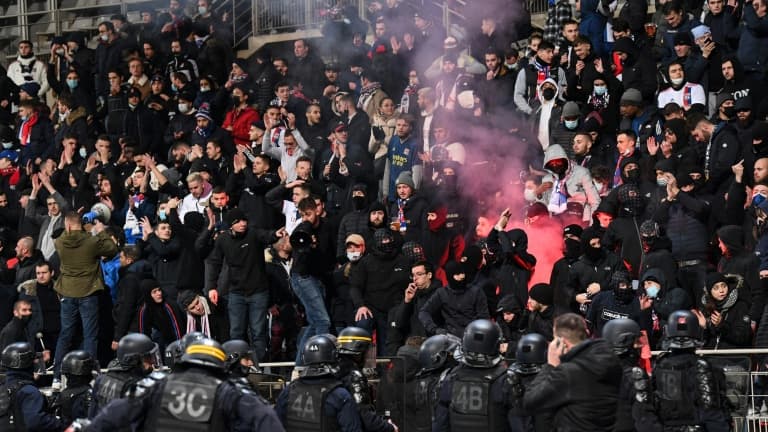 Des incidents entre supporters ont émaillé la rencontre de Coupe de France entre le Paris FC et l'Olympique lyonnais au stade Charléty de Paris le 17 décembre 2021.