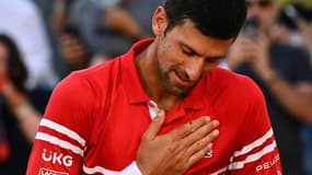 Le Serbe Novak Djokovic ému après sa victoire en finale de Roland-Garros contre le Grec Stefanos Tsitsipas, le 13 juin 2021