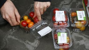 Invendus récupérés dans les poubelles d'un supermarché. Le gouvernement a dévoilé un plan national de lutte contre le gaspillage alimentaire qui prévoit notamment de simplifier l'affichage des dates de péremption et de favoriser les accords entre grandes