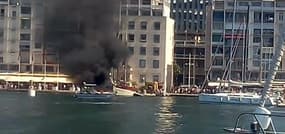 Var : bateau en feu sur le port de Toulon - Témoins BFMTV