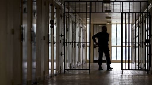 Un surveillant dans les couloirs de la prison de Bois d'Arcy, située dans les Yvelines, le 8 juillet 2014.