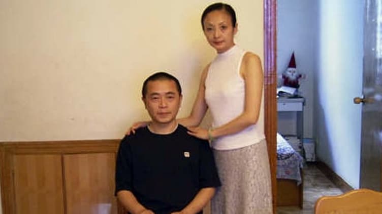 Le dissident chinois Huang Qi avec sa femme.