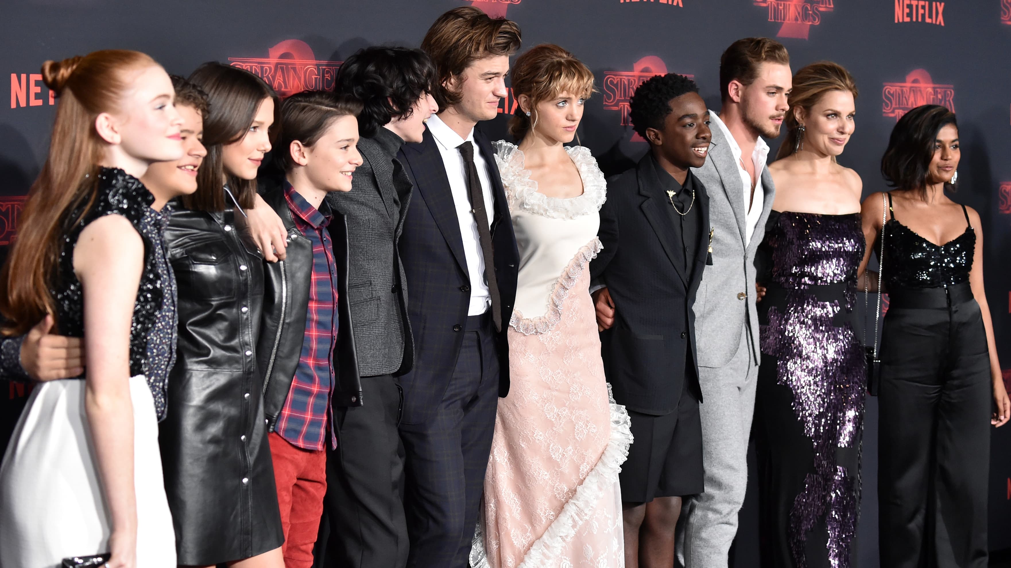 L'acteur Charlie Heaton était le grand absent de la première de la saison 2 de "Stranger Things" qui se tenait à Westwood, le 26 octobre 2017