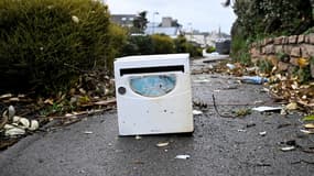 Une boîte aux lettres au milieu de la route à Porspoder (Finistère), le 2 novembre 2023, après le passage de la tempête Ciaran.