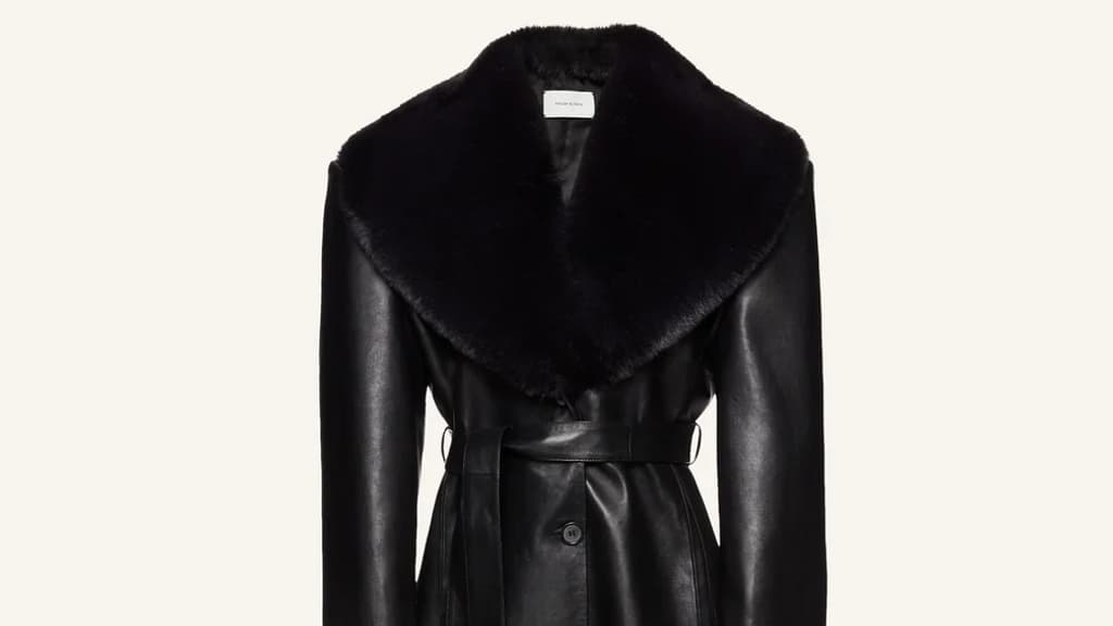 Manteau long noir en cuir et col en fausse fourrure par Magda Butrym