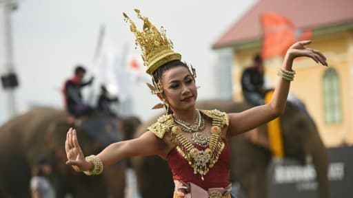 Une danseuse offre un spectacle de danse traditionnelle thaïlandaise, lors du tournoi de polo à dos d'éléphants à Bangkok, le 10 mars 2016 Une danseuse offre un spectacle de danse traditionnelle thaïlandaise, lors du tournoi de polo à dos d'éléphants à Bangkok, le 10 mars 2016