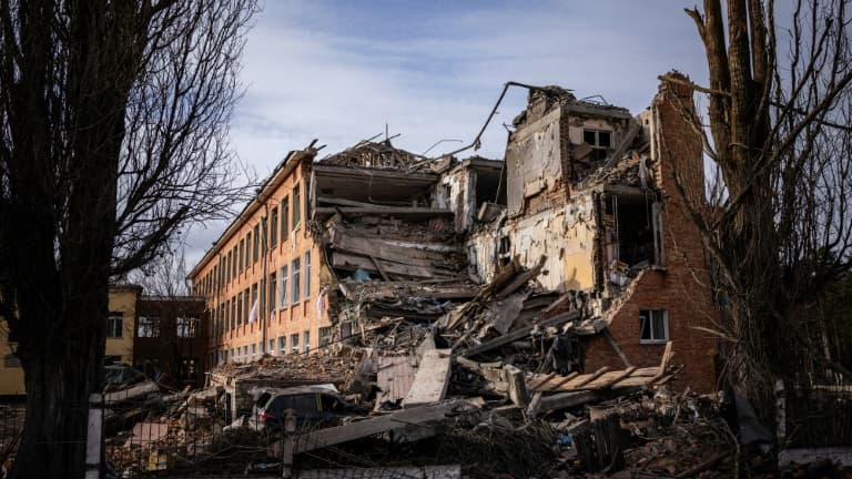 Une école endommagée par les bombardements le 4 mars 2022 dans la ville de Tcherniguiv en Ukraine