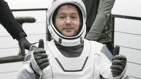 L'astronaute français Thomas Pesquet, de retour sur Terre, à sa sortie de la capsule Dragon de SpaceX, le 8 novembre 2021.