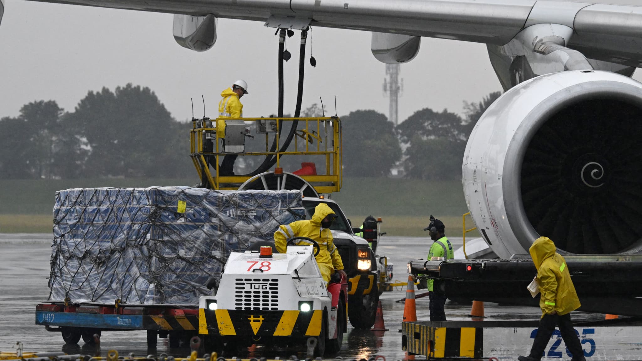 Des ouvriers chargent des paquets de fleurs dans un avion avant l'exportation à l'aéroport international El Dorado de Bogota, en Colombie, le 5 février 2025, avant la Saint-Valentin.