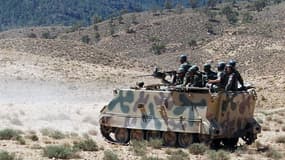Des soldats tunisiens patrouillent sur le mont Chaambi, à la frontière algérienne.