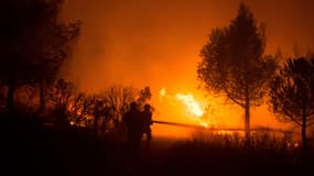 Des pompiers luttent contre un incendie entre Aubagne et Carnoux-en-Provence, le 19 août 2017. 