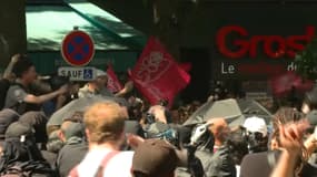 Des manifestants prenant à partie un stand du Parti socialiste lors du défilé du 1er-Mai 2025 à Paris, boulevard de l'Hôpital.