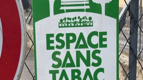 Déjà présente dans les parcs et jardins, l'affiche "espace sans tabac" devrait apparaître près d'une dizaine de bâtiments publics dès janvier.