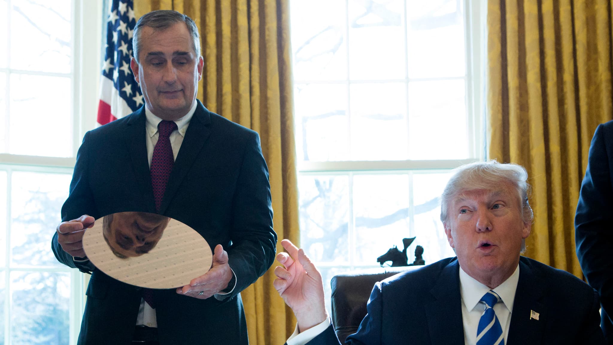 Trump, Intel'i Kurtardığını Söylüyor ve Apple ile Fabrika Projesi Duyuruyor (Çip Üreticisinin Hisseleri %11 Sıçradı)