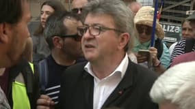 "Tout le monde se tape des perquisitions, des gardes à vue...": en déplacement à Belfort, Jean-Luc Mélenchon évoque ses affaires en cours avec un manifestant