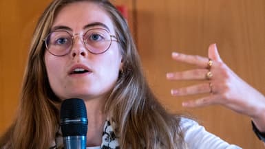 Emma Fourreau, députée européenne du parti La France Insoumise, prononce un discours lors d'une conférence sur le thème « L'espace : un horizon commun », organisée par l'Institut La Boétie à Toulouse, en Occitanie.
