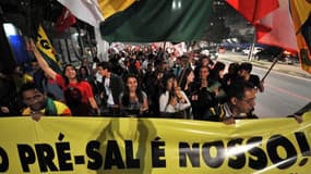 "Les pré-salifères sont à nous" ont protesté les travailleurs brésiliens, qui voient dans l'appel d'offre une privatisation des ressources pétrolières.