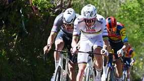 Tadej Pogacar et Mathieu van der Poel sur le Tour des Flandres, le 6 avril 2025.