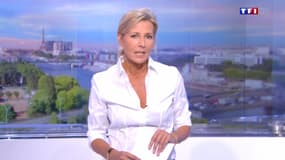 Claire Chazal a présenté son dernier JT sur TF1 le dimanche 13 septembre 2015. - Capture d'écran TF1Claire Chazal sur le plateau du "20 heures" de TF1. - Patrick Kovarik / AFP