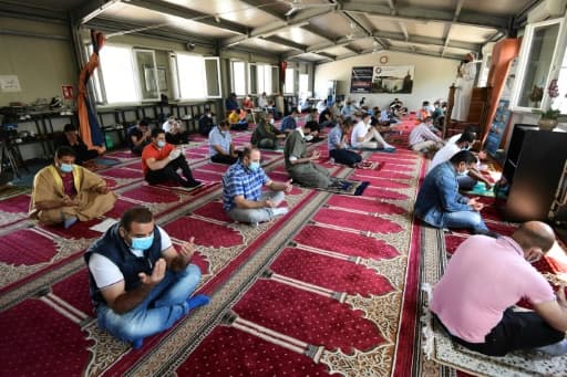 Des musulmans portant des masques et observant les régles de distanciation sociale prient dans une mosquée de Milan, le 5 juin 2020 Des musulmans portant des masques et observant les régles de distanciation sociale prient dans une mosquée de Milan, le 5 juin 2020