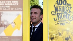 Tour de France: le petit mot d'Emmanuel Macron en direct avec la moto RMC